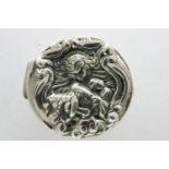 925 silver Art Nouveau style pill box, D: 30 mm. P&P Group 1 (£14+VAT for the first lot and £1+VAT