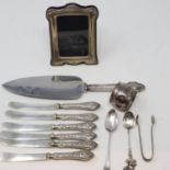 925 silver and hallmarked silver items to include a set of six silver handled knives, combined 269g.