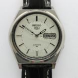 SEIKO: gents automatic wristwatch with day and date aperture on a black leather strap, working at