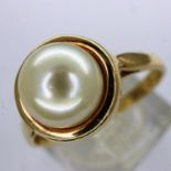 9ct gold ring set with a large pearl, size P, 2.3g. UK P&P Group 0 (£6+VAT for the first lot and £