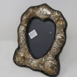 Hallmarked silver photograph frame decorated with Reynolds angels, London assay 1987, H: 20 cm. UK
