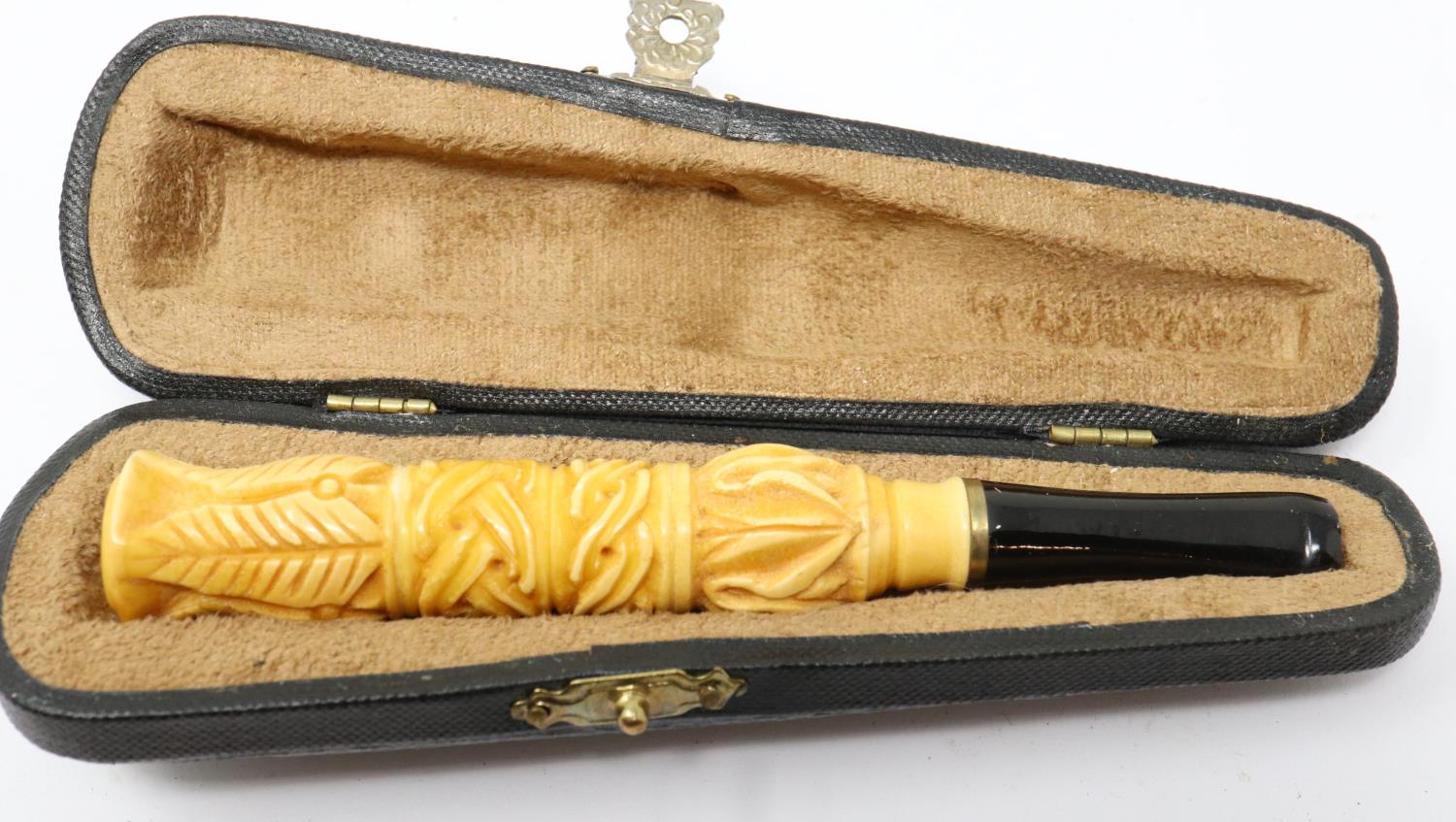 Carved Meerschaum handled cheroot holder, cased. UK P&P Group 1 (£16+VAT for the first lot and £2+