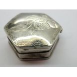 925 silver hexagonal pill box with floral decoration, D: 30 mm. UK P&P Group 1 (£16+VAT for the