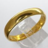 22ct gold gents wedding band, size W, 6.9g. UK P&P Group 0 (£6+VAT for the first lot and £1+VAT