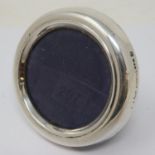 Small sterling silver circular photo frame, D: 65 mm. UK P&P Group 1 (£16+VAT for the first lot