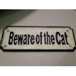 Cast iron Beware of Cat sign, W: 20 cm. UK P&P Group 1 (£16+VAT for the first lot and £2+VAT for