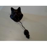 Cast iron cat door knocker with hanging mouse knocker. UK P&P Group 1 (£16+VAT for the first lot and