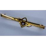 9ct gold Art Nouveau style brooch set with amethyst, L: 50 mm, 1.0g. UK P&P Group 0 (£6+VAT for