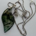 925 silver pendant necklace with leaf shape green glass pendant, chain L: 40 mm. UK P&P Group 0 (£