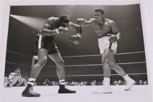 November 1965 press photograph of Cassius Clay V Floyd Patterson, 25 x 18 cm. UK P&P Group 1 (£16+