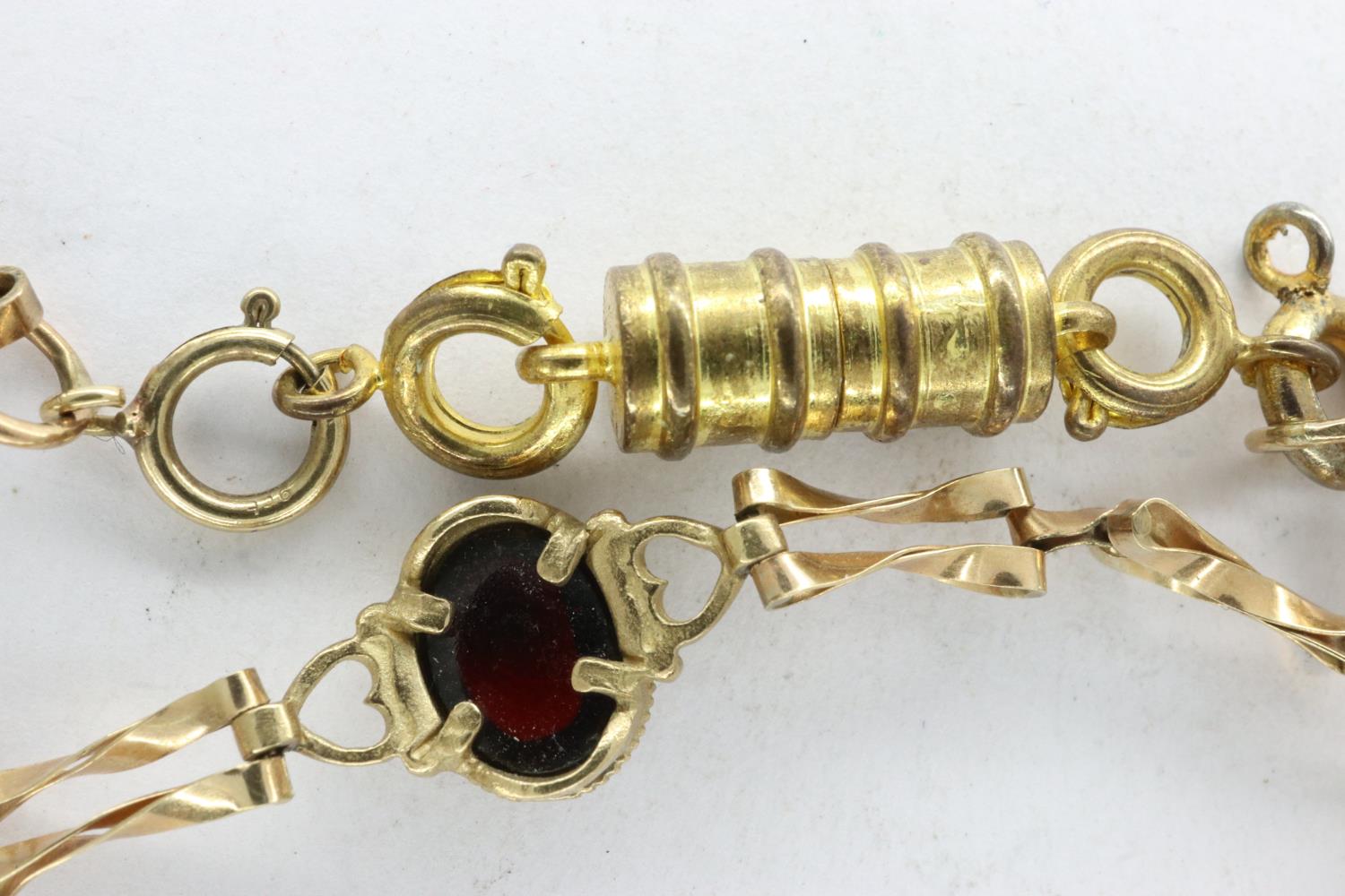 9ct gold gate bracelet with magnetic clasp set with three cherry amber cabochons, L: 20 cm, 6.1g. UK - Image 2 of 2