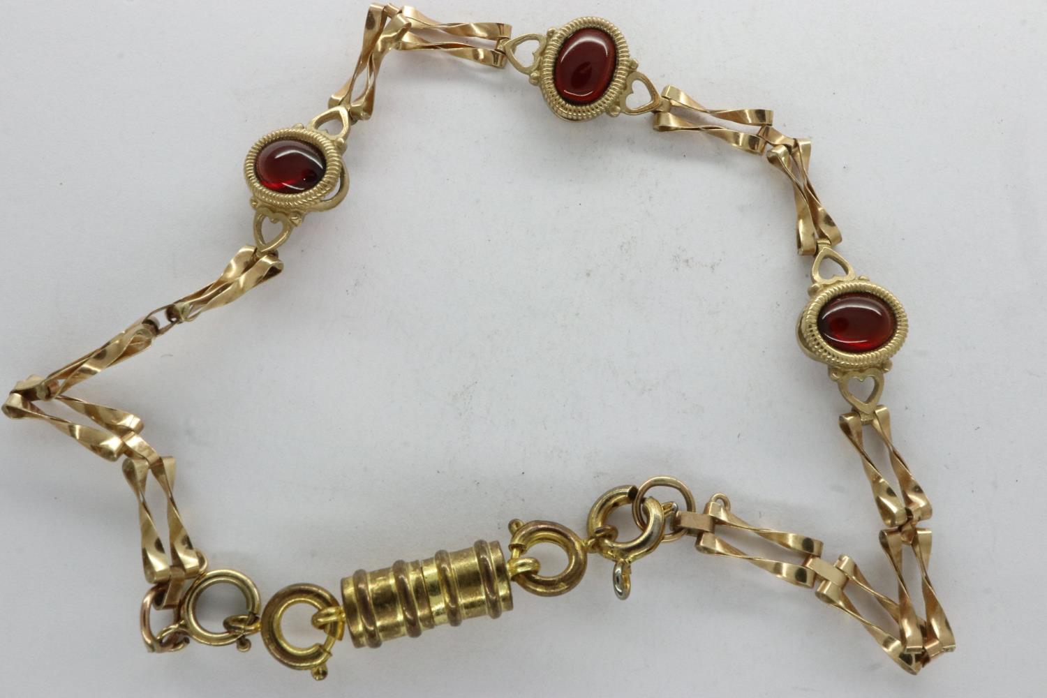 9ct gold gate bracelet with magnetic clasp set with three cherry amber cabochons, L: 20 cm, 6.1g. UK