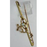 Victorian 15ct gold bar brooch set with aquamarine with safety chain, L: 60 mm, 3.6g. UK P&P Group 1