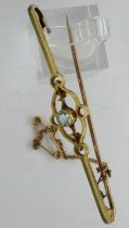 Victorian 15ct gold bar brooch set with aquamarine with safety chain, L: 60 mm, 3.6g. UK P&P Group 1