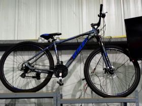 19 inch frame 21 speed Venom Cobra hardtail mountain bike equipped with Shimano shifters and brakes.