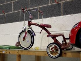 Vintage Radio Flyer childs tricycle. Not available for in-house P&P