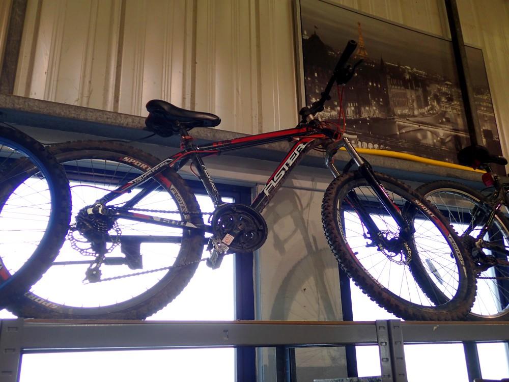 17 inch frame 21 speed Aster L600 hardtail mountain bike equipped with Shimano shifters and
