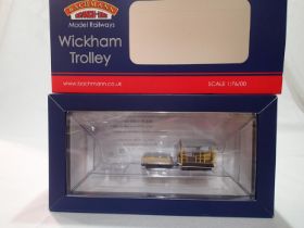 OO scale Bachmann 32-993 Wickham Trolley Engineers yellow with wasp stripes, in near mint