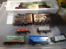 Five assorted OO scale unboxed wagons, static model of Green Arrow (TT gauge) and cast metal old