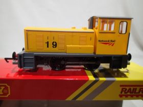 OO scale Hornby R3775, 0.4.0 diesel, Network Rail, Yellow 2019 Collectors Club Exclusive, in near