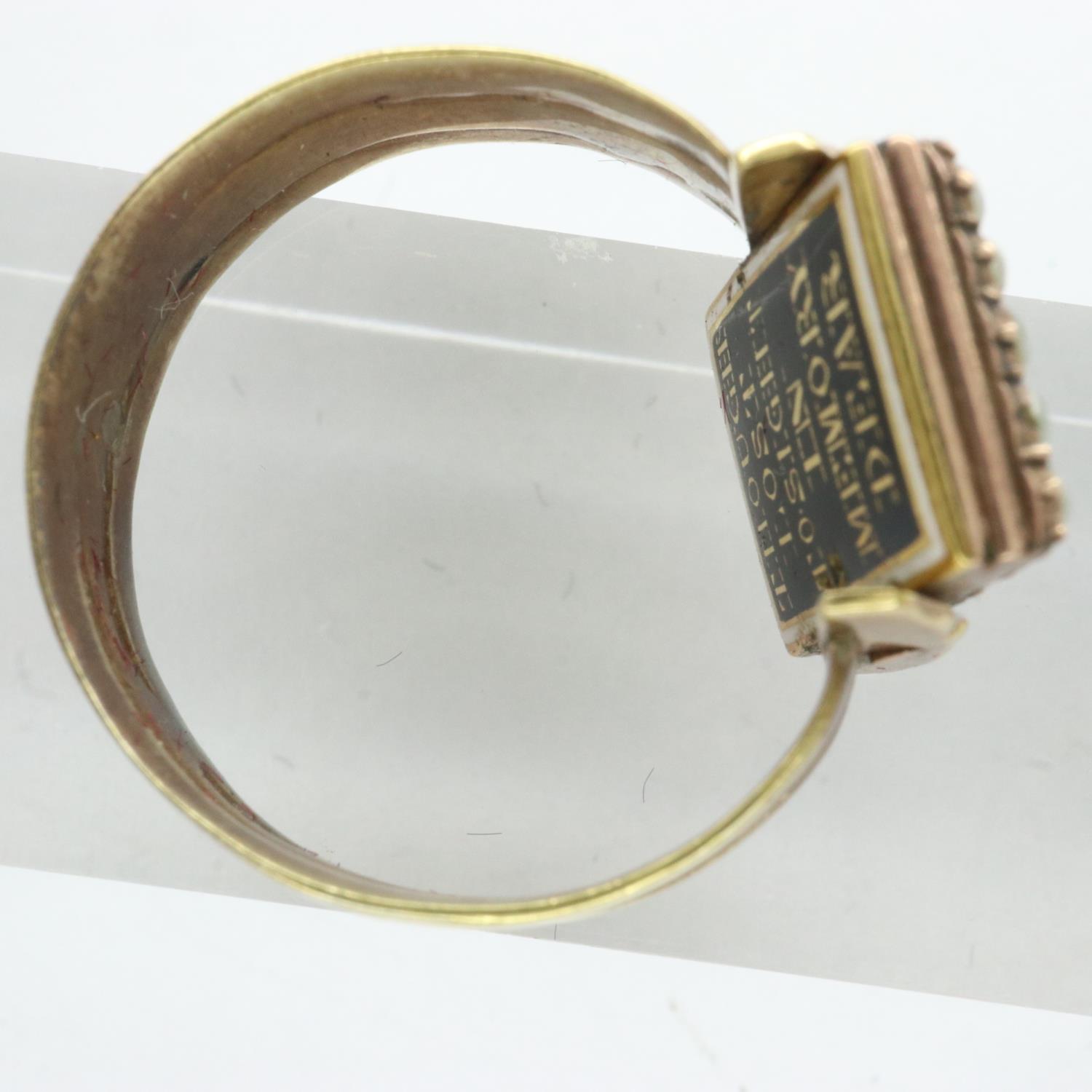 Yellow metal mourning ring containing hair surrounded with seed pearls, inscription to back, size S, - Image 3 of 4