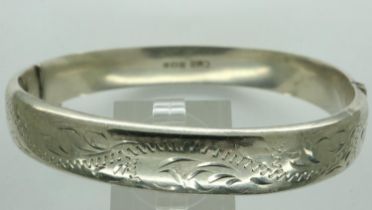 Hallmarked silver snap bangle with safety chain, D: 70 mm, 15g. UK P&P Group 1 (£16+VAT for the