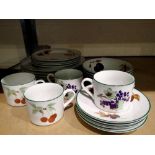 Royal Worcester dinner service in the Evesham Vale pattern. Not available for in-house P&P