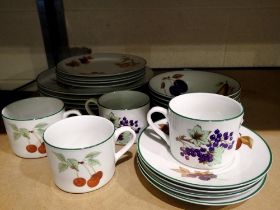 Royal Worcester dinner service in the Evesham Vale pattern. Not available for in-house P&P