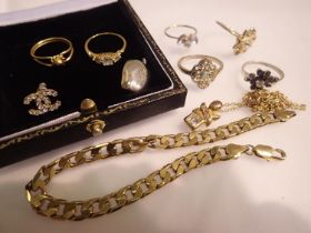 Collection of mixed gold plated jewellery including rings. UK P&P Group 2 (£20+VAT for the first lot