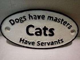 Cast iron dogs have masters cats have servants, W: 20 cm. UK P&P Group 1 (£16+VAT for the first