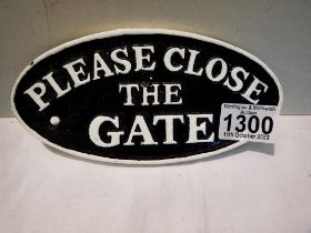 Cast iron please close the gate sign, W: 15 cm. UK P&P Group 1 (£16+VAT for the first lot and £2+VAT