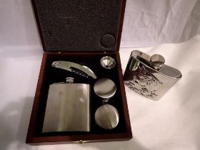 Cased stainless steel drinking set including a hip flasks and travel mugs. UK P&P Group 1 (£16+VAT