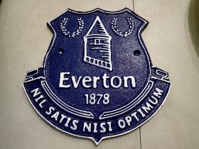 Cast iron Everton FC plaque, D: 25 cm. UK P&P Group 1 (£16+VAT for the first lot and £2+VAT for