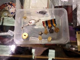 Mixed collectibles including a miniature WWI medal set. UK P&P Group 1 (£16+VAT for the first lot