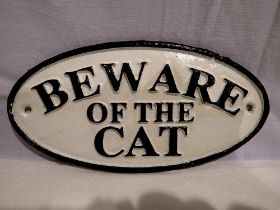 Cast iron Beware of Cat sign, W: 15 cm. UK P&P Group 1 (£16+VAT for the first lot and £2+VAT for