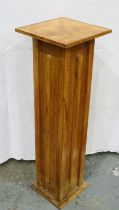 Ormsby of Scarisbrick golden oak torchere, 30 x 30 x 97 cm H. Not available for in-house P&P