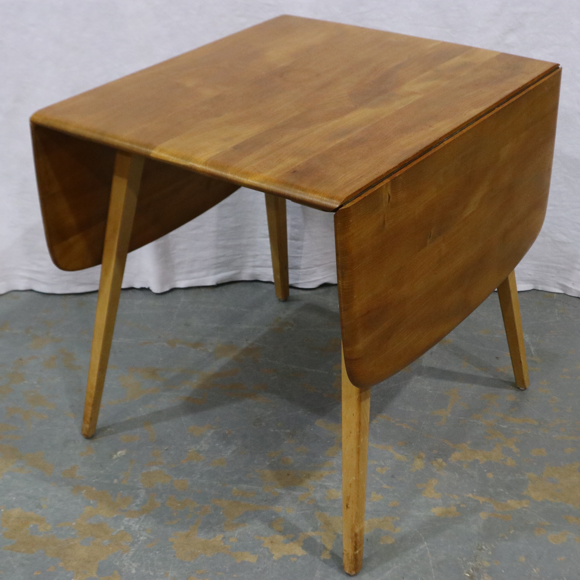 Ercol: an elm drop leaf dining table in the Goldsmith design, 137 x 75 x 71 cm H. Not available - Image 2 of 4