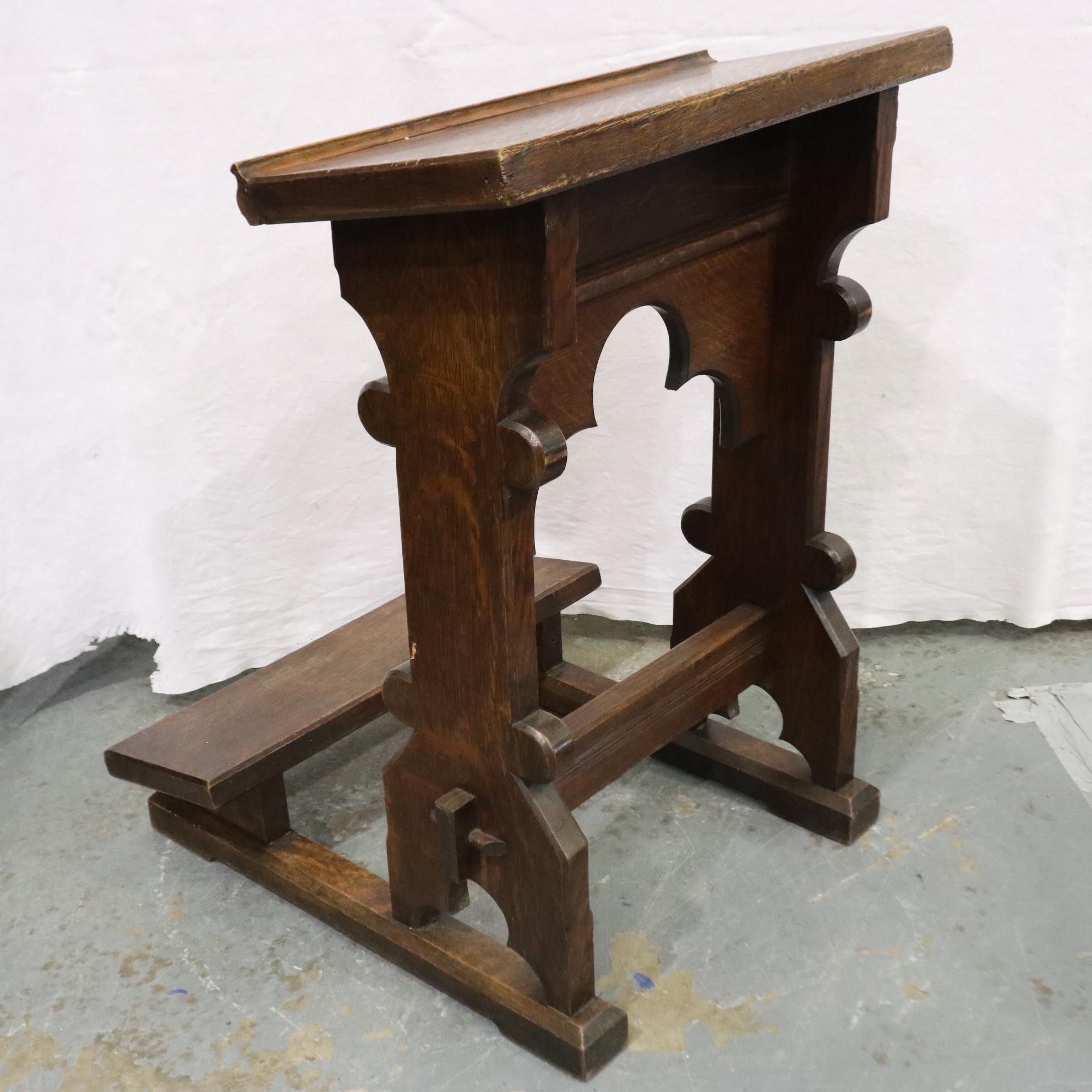 A 19th century oak ecclesiastical kneeler with book rest, 60 x 60 x 84 cm H. Not available for in- - Image 2 of 2