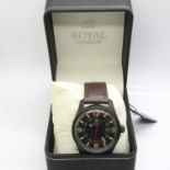 ROYAL LONDON: gents quartz wristwatch with date aperture on a leather strap, working at lotting.