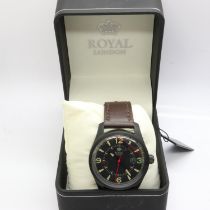 ROYAL LONDON: gents quartz wristwatch with date aperture on a leather strap, working at lotting.