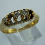 18ct gold ring set with diamonds, lacking two stones, size K, 2.9g. UK P&P Group 1 (£16+VAT for