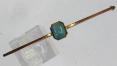 9ct gold bar brooch set with a central opal, L: 60 mm, 2.1g. UK P&P Group 1 (£16+VAT for the first