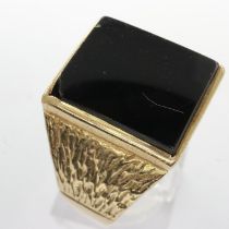 9ct gold gents signet ring set with onyx, size V, 7.3g. UK P&P Group 0 (£6+VAT for the first lot and