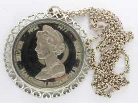 Elizabeth II Jubilee coin in mount on a 925 silver chain, chain L: 54 cm. UK P&P Group 1 (£16+VAT