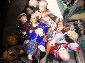 Mixed dolls including vintage. Not available for in-house P&P