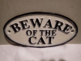 Cast iron Beware of Cat sign, W: 15 cm. UK P&P Group 1 (£16+VAT for the first lot and £2+VAT for