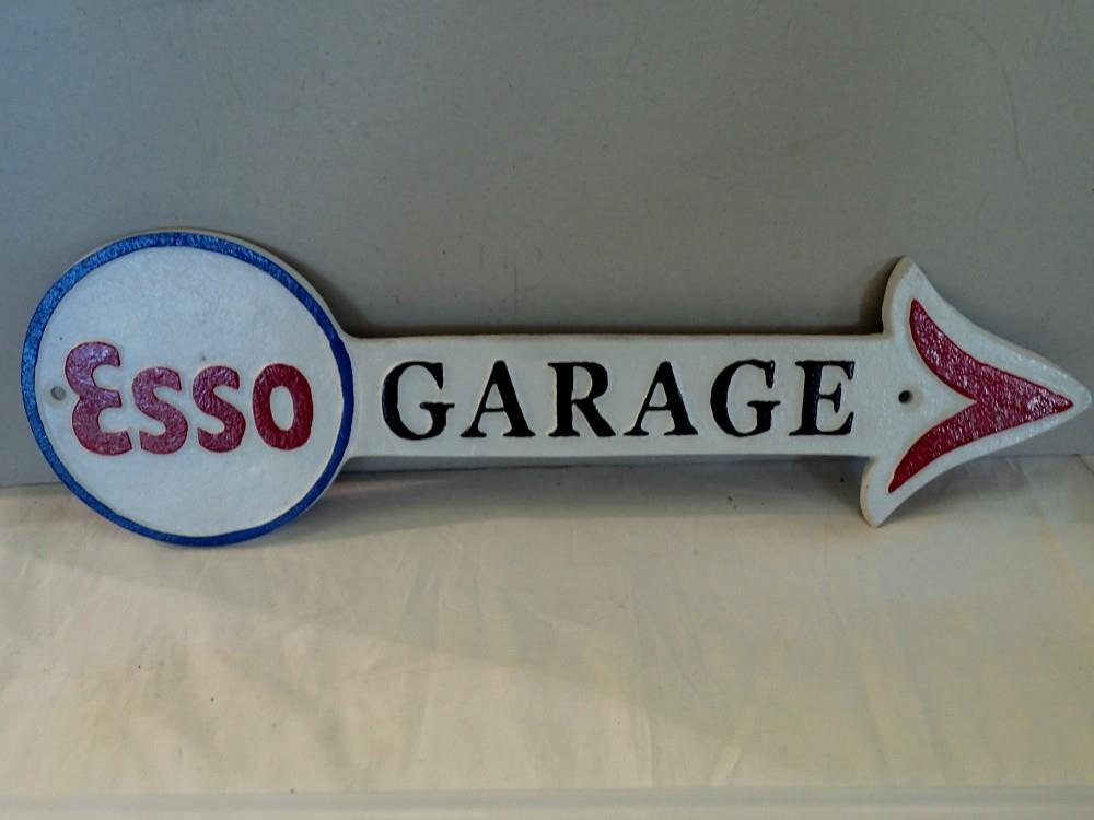 Cast iron Esso garage arrow sign, W: 40 cm. UK P&P Group 1 (£16+VAT for the first lot and £2+VAT for