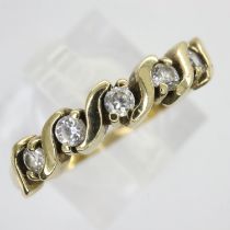 9ct gold twist ring set with cubic zirconia, size M, 1.5g. UK P&P Group 0 (£6+VAT for the first