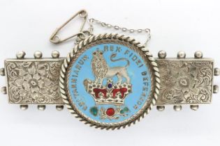 1897 George IV coin brooch with enamelled face in a white metal mount, L: 60 mm. UK P&P Group 1 (£