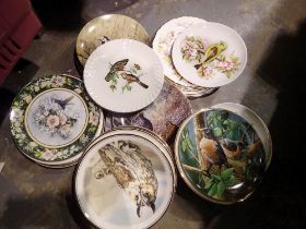 Twenty eight collectors plates Royal Albert and Wedgwood. Not available for in-house P&P